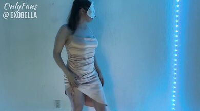 Chica traviesa se masturba con sus juguetes a chorrear por todos lados