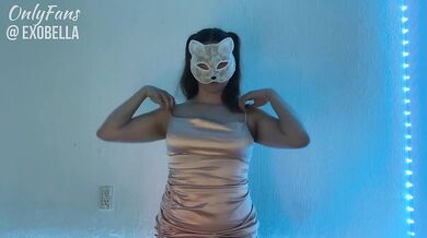 Chica traviesa se masturba con sus juguetes a chorrear por todos lados