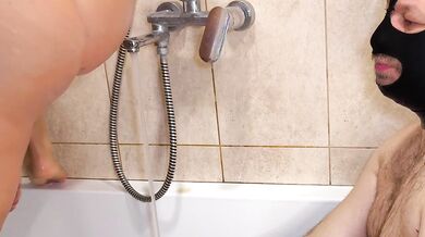 My wife cleans her butt before anal sex. Enema. Ep 30621