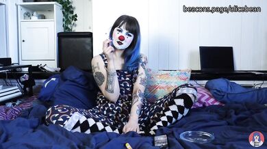 Hairy Armpits Clowngirl Smokes