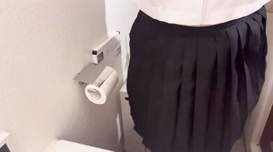 プライベート　トイレ　放尿　3連発！　女子高生制服編