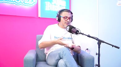Puta latina se masturba sin piedad y nos cuenta como paso de tatuadora a actriz porno!