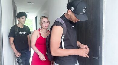 ¿Qué puede pasar si una madrastra comparte una cama con su marido y su hijastro en el hotel?