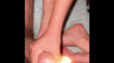 Lo pajeo y Le pido que me acabe en las tetas