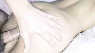Tiny thai: Con Cuerpo nipon. Papi, tu amigo entró a la habitación de mamá.