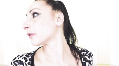 Anche l'amica a fa scopare il culo sul sofà. Video completo sulla mia pagina OF e Fancentro.
