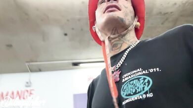 QUE SAFADA VIU O VOLUME E MAMOU DENTRO DA ESTAÇÃO DE METRO
