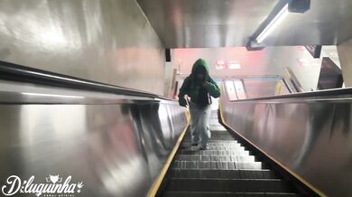 QUE SAFADA VIU O VOLUME E MAMOU DENTRO DA ESTAÇÃO DE METRO