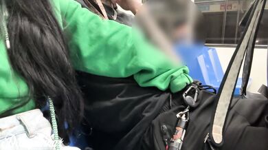 QUE SAFADA VIU O VOLUME E MAMOU DENTRO DA ESTAÇÃO DE METRO