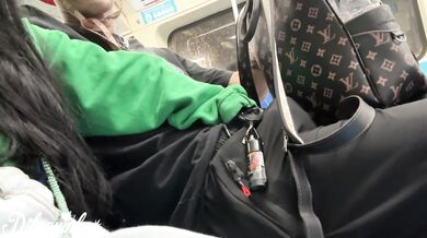 QUE SAFADA VIU O VOLUME E MAMOU DENTRO DA ESTAÇÃO DE METRO