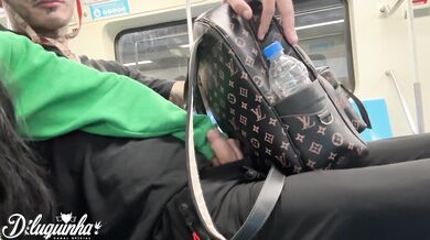 QUE SAFADA VIU O VOLUME E MAMOU DENTRO DA ESTAÇÃO DE METRO