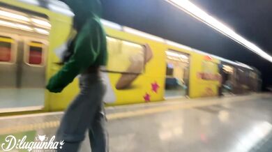 QUE SAFADA VIU O VOLUME E MAMOU DENTRO DA ESTAÇÃO DE METRO