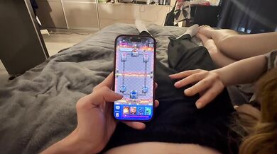 Stepsister distracted me from clash royale and asked me to cum