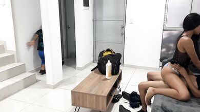 Joven y atractivo masajista le da una fuerte follada a la mujer de su pequeño cliente. HASTA TERMINAR EN SEXO REAL CASERO CON Erickandzoe