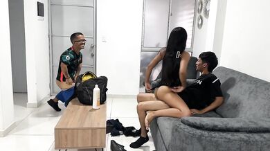 Joven y atractivo masajista le da una fuerte follada a la mujer de su pequeño cliente. HASTA TERMINAR EN SEXO REAL CASERO CON Erickandzoe