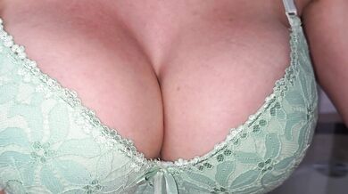 Busty wife gives me beautiful titjob with blowjob
