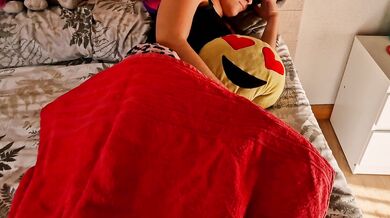Cuñado entra por sorpresa en mi habitación, lo confundo con mi novio y termina en sexo duro sin condón