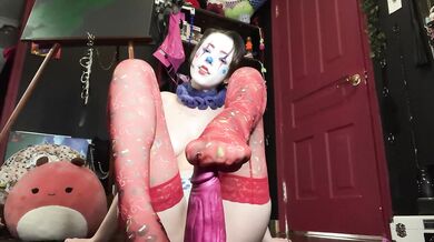 Sexy Clown wants you to cum all over their feet