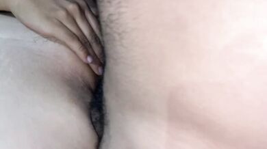Abre y FROTA mi Virgen Coño HÚMEDO Y CREMOSO! en casero! Real Orinando!
