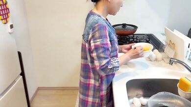 キッチンで料理中の妻に中出しセックス