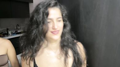 LA AMIGA DE MI NOVIA ACEPTO UN TRIO CALIENTE