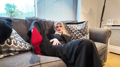 Zara Deeley - Heels and Squirting