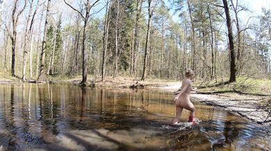 Nude girl scooped up water in her boots