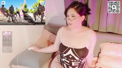 Amoki Uki reacciona a hentai mientras se corre en directo
