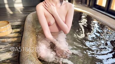 脇毛女の温泉入浴シーン