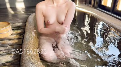 脇毛女の温泉入浴シーン