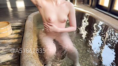 脇毛女の温泉入浴シーン