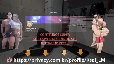 PEDI O VIZINHO PARA CONSERTAR MEU ARMÁRIO SÓ PARA DAR PARA ELE, PROVOQUEI O GOSTOSO DE SAIA CURTINHA E PLUG NO CU