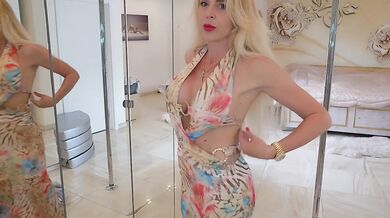 Deutsche Milf Kate Monroe probiert sexy Kleider an
