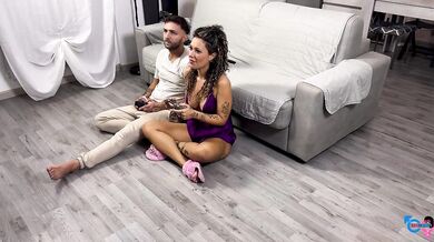 La calda sorellastra vince una scopata a mortal kombat con le sue Tettone!