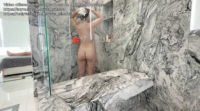 Elle baise avec son meilleur ami sous la douche pendant que son mec travail
