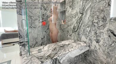Elle baise avec son meilleur ami sous la douche pendant que son mec travail