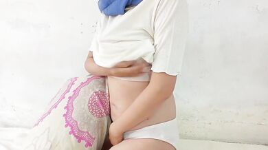 Hijab girl masturbates in raw heat