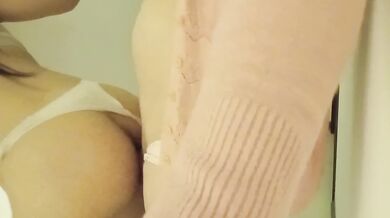 Travesti bisexual se tienta cuando ve a su compañera de cuarto cambiarse la ropa