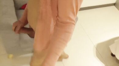 Travesti bisexual se tienta cuando ve a su compañera de cuarto cambiarse la ropa