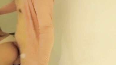 Travesti bisexual se tienta cuando ve a su compañera de cuarto cambiarse la ropa