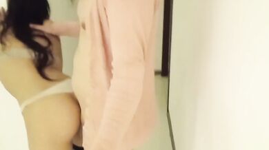 Travesti bisexual se tienta cuando ve a su compañera de cuarto cambiarse la ropa