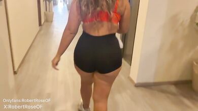 Madrastra Culona anda de puta en el gym y convence a desconocido a coger su gran culo Gordo