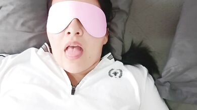 A PELO Y CON LAS BRAGAS EN LAS PIERNAS ME COGÍ A MI VECINA COLEGIALA+18