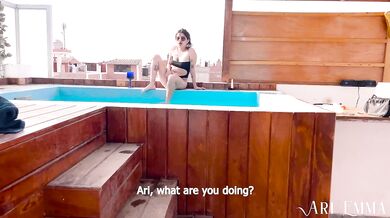 Encontré a mi vecina masturbandose en la piscina, me terminó chupando la verga