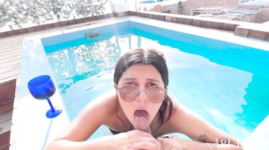 Encontré a mi vecina masturbandose en la piscina, me terminó chupando la verga