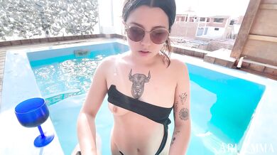 Encontré a mi vecina masturbandose en la piscina, me terminó chupando la verga