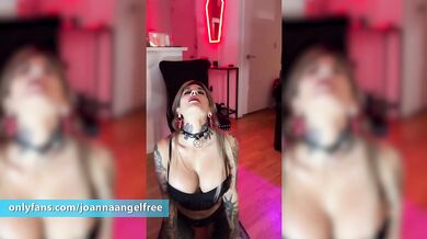 Joanna's pole dances and sucks on a dildo!