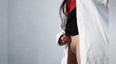 Doctora caliente se masturba el coño pequeño y me orino