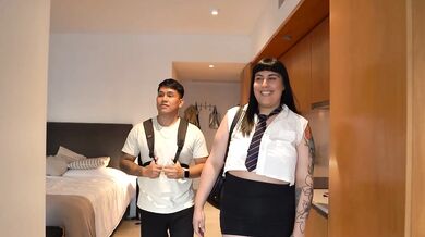 Madrastra caliente con el compañero de su hijastra