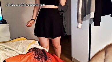 Mi Hermanastra discutió con su novio y entro por sorpresa en mi habitación, empezamos a jugar a juegos calientes prohibidos